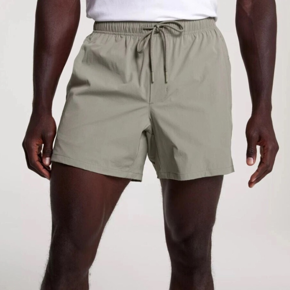 VRST NWT Men's 5'' Everyday Short, Earl Grey, Size Medium, Relaxed Fit
